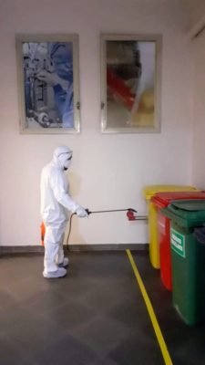 limpiando y desinfectando espacios