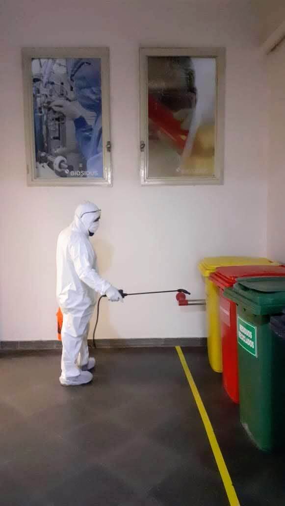 persona desinfectando