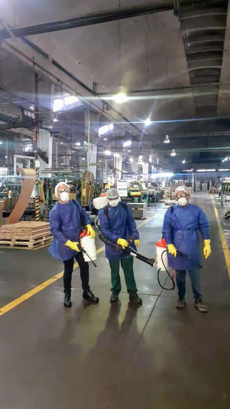 personas con equipo de desinfección