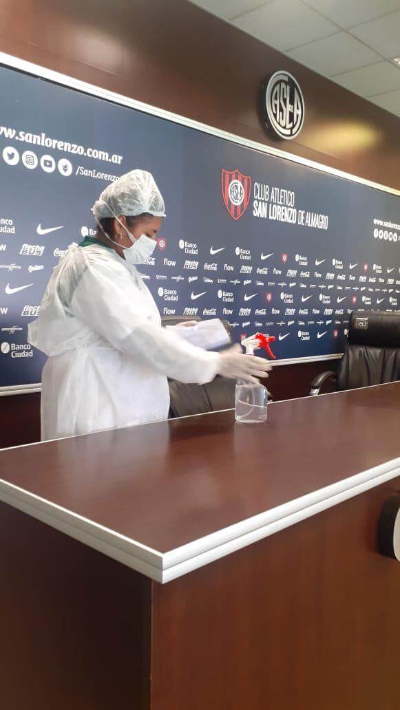 personas con protección y equipo de desinfección