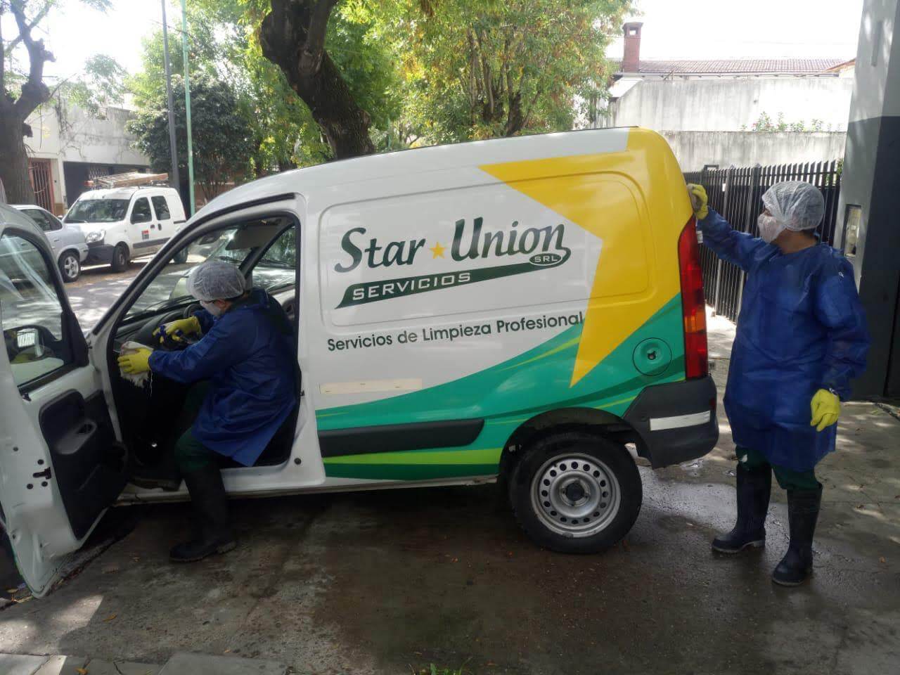 personas limpiando camioneta